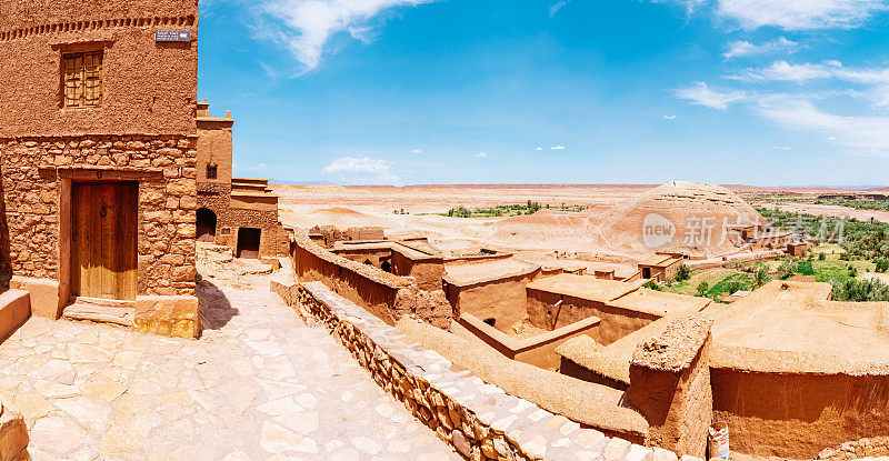 摩洛哥，Ait Ben Haddou ighrem(设防的村庄)，阳光明媚，背景是晴朗的蓝天。